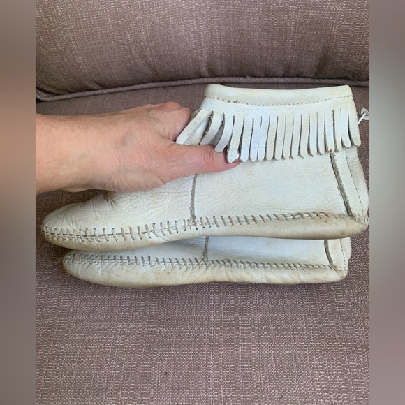 Minnetonka Fringed Cream Leather Ankle Boots Moccasins - Picture 6 of 7